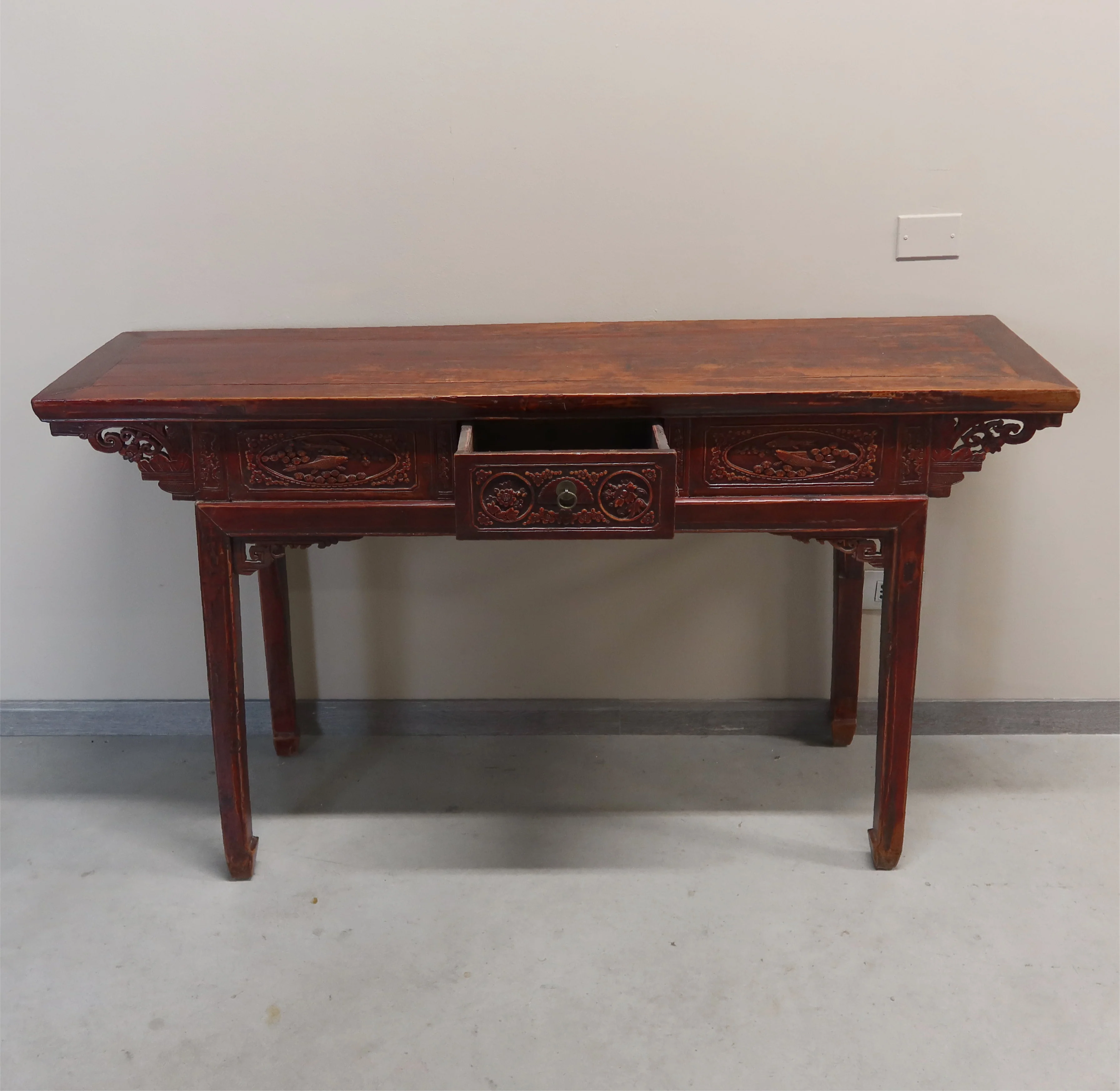 GRANDE CONSOLLE DA CENTRO CON CASSETTI INTAGLIATI E PIANO AGGETTANTE - Image 7