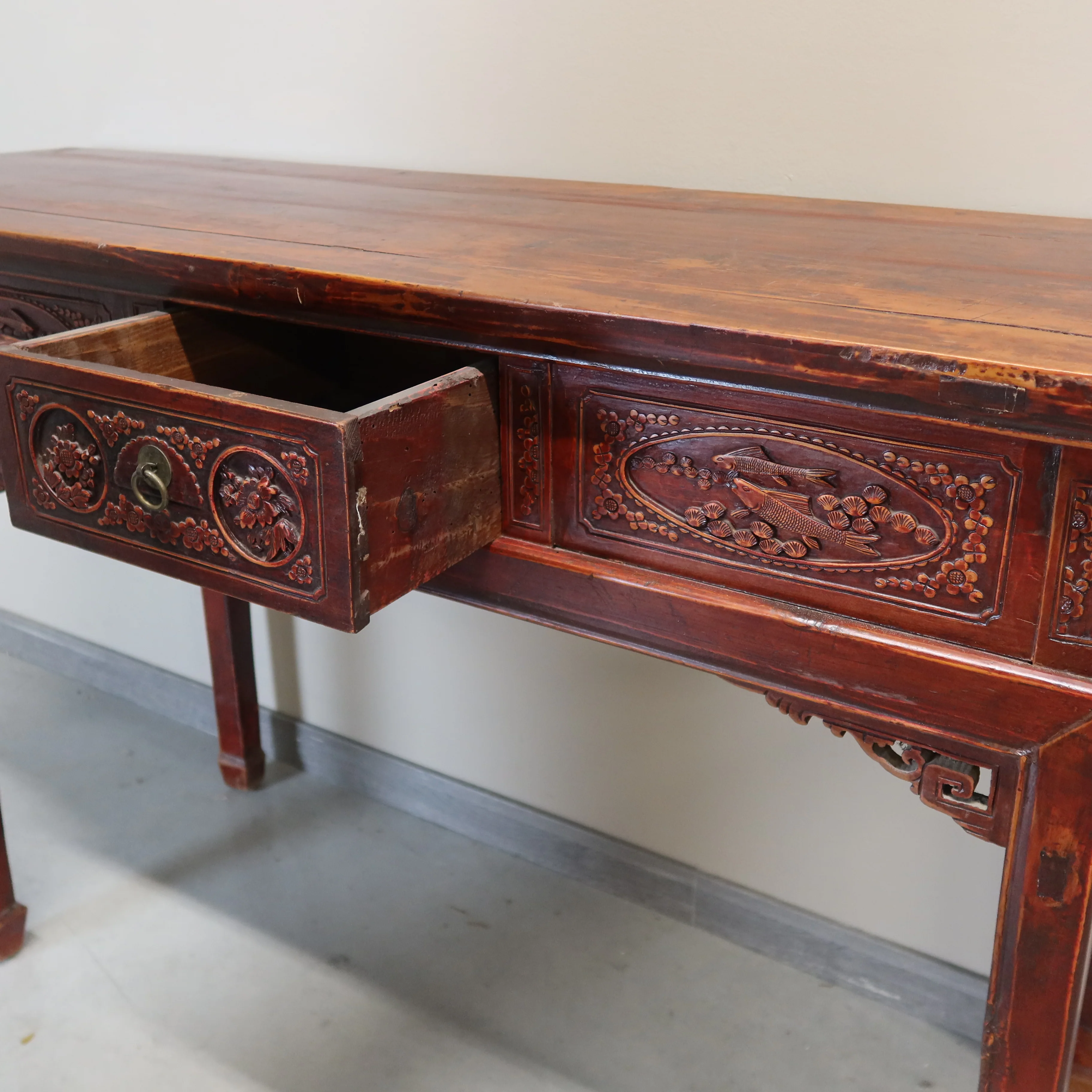 GRANDE CONSOLLE DA CENTRO CON CASSETTI INTAGLIATI E PIANO AGGETTANTE - Image 8