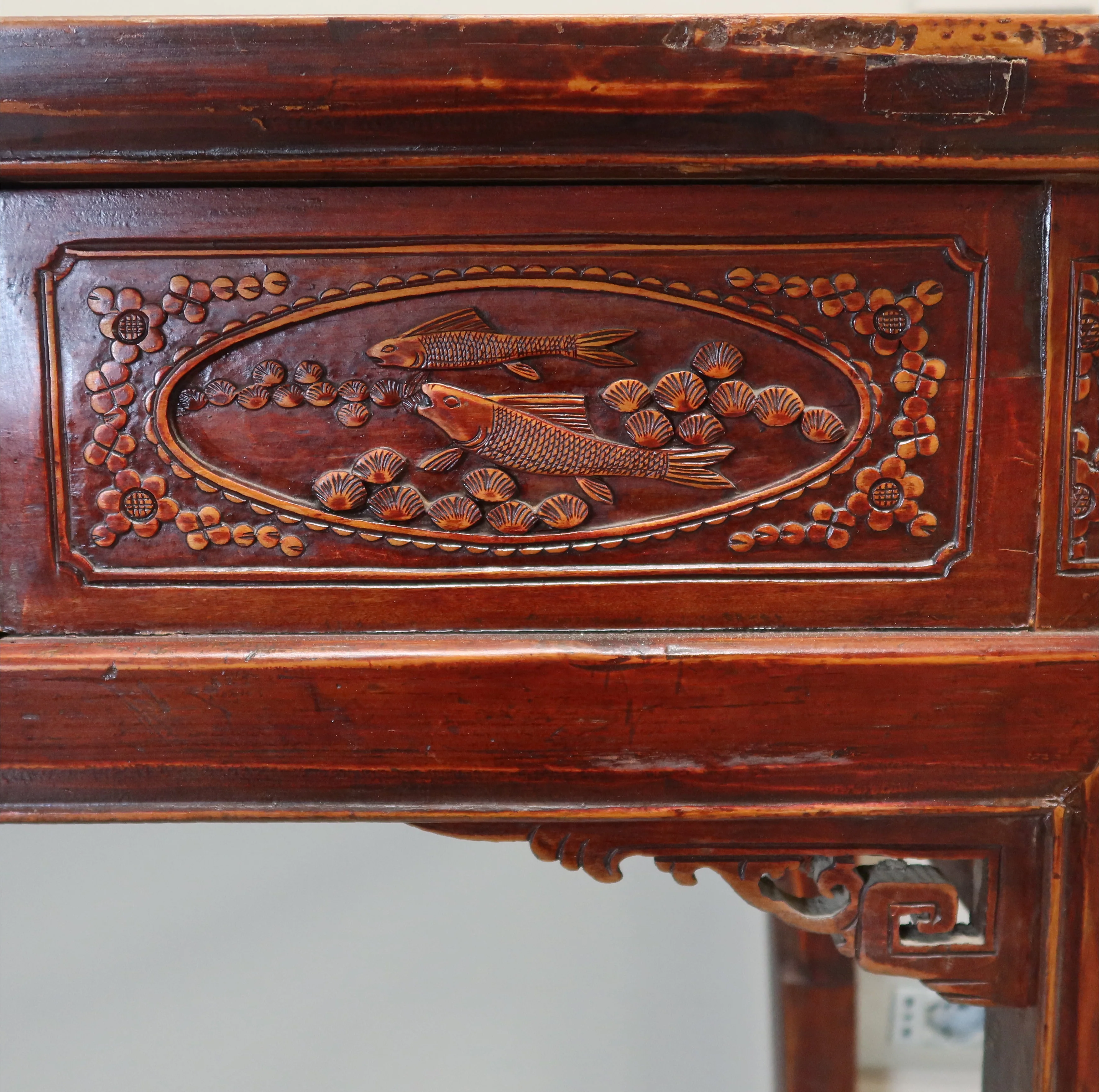 GRANDE CONSOLLE DA CENTRO CON CASSETTI INTAGLIATI E PIANO AGGETTANTE - Image 9