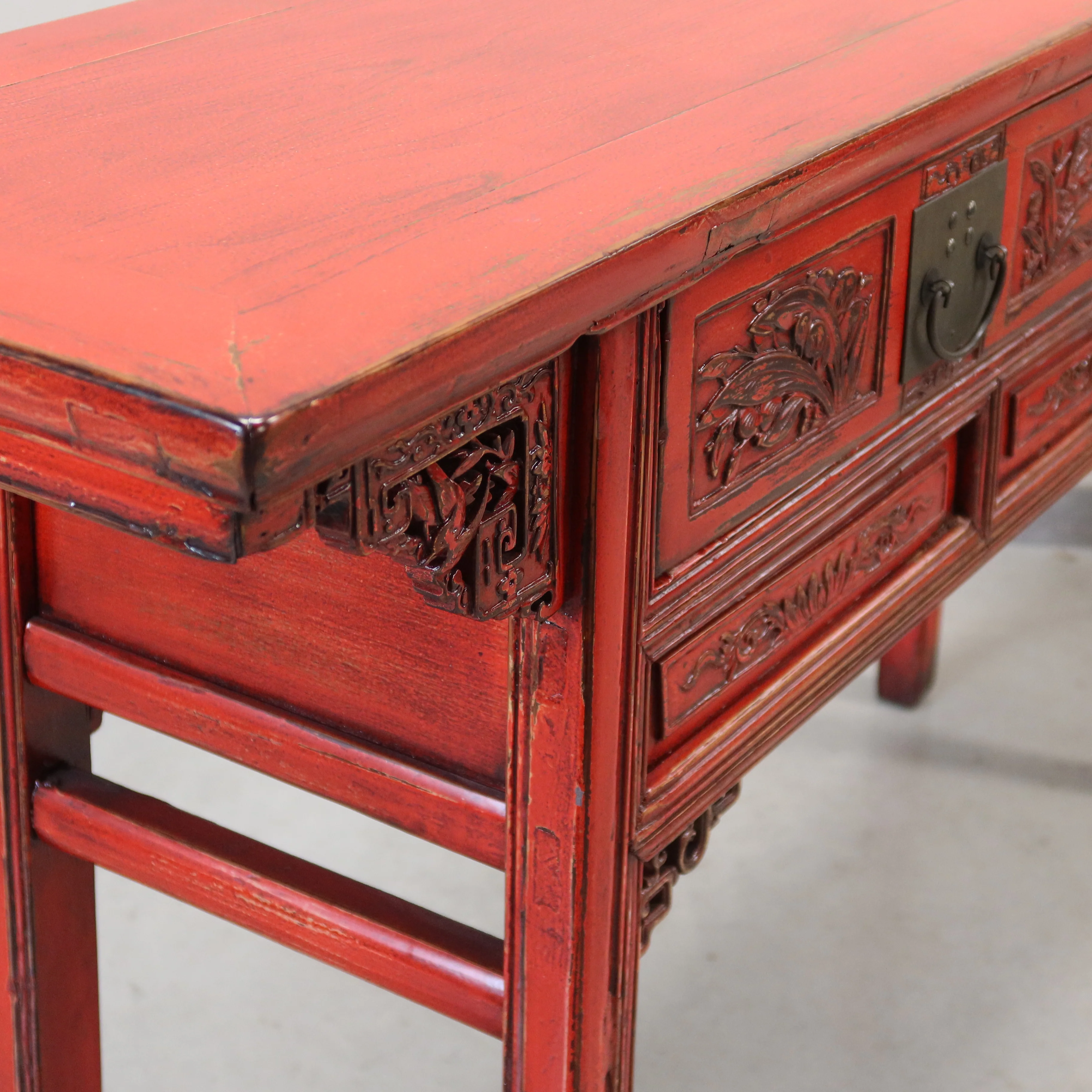 TAVOLO CONSOLLE CON CASSETTI INTAGLIATI E PIANO AGGETTANTE - Image 10