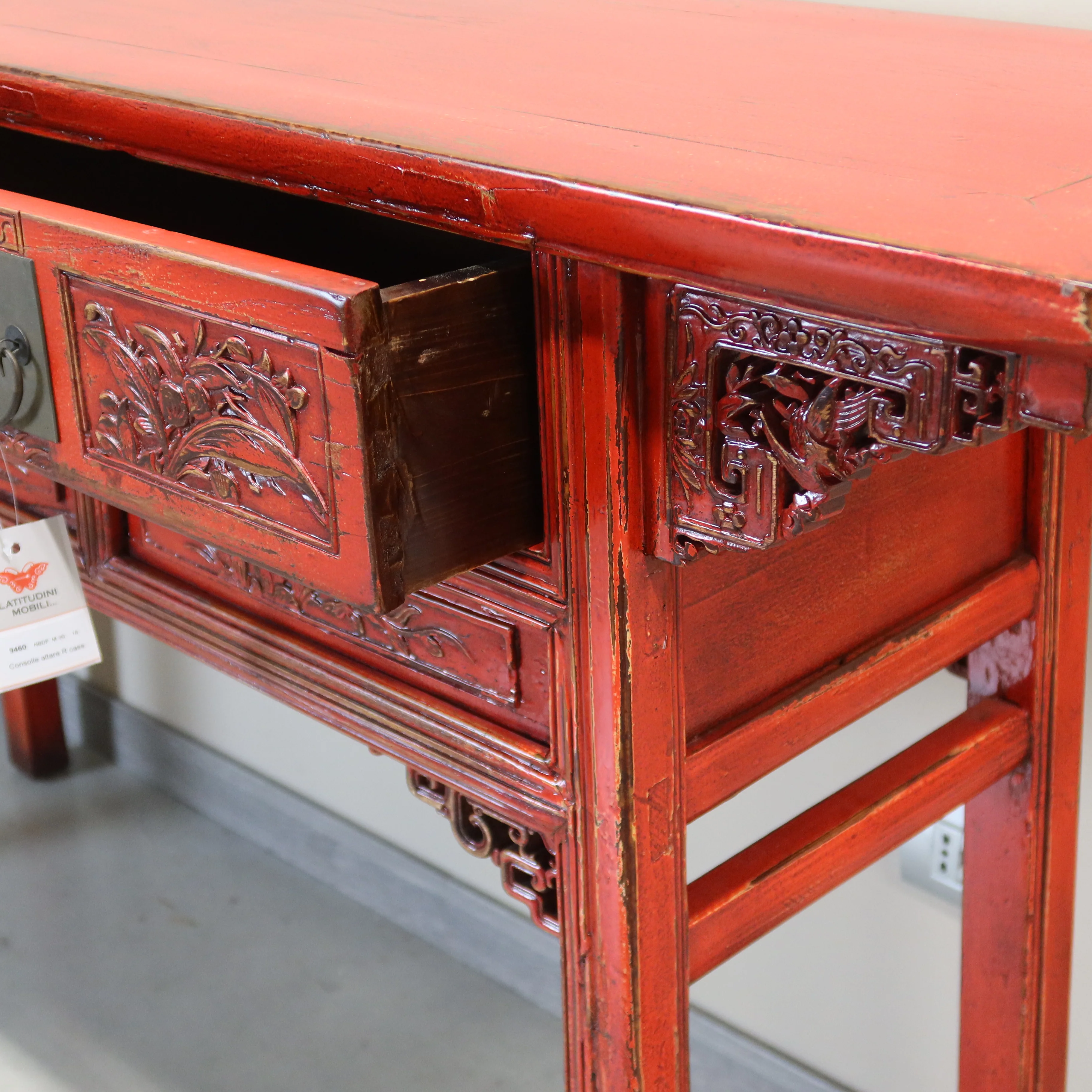 TAVOLO CONSOLLE CON CASSETTI INTAGLIATI E PIANO AGGETTANTE - Image 4