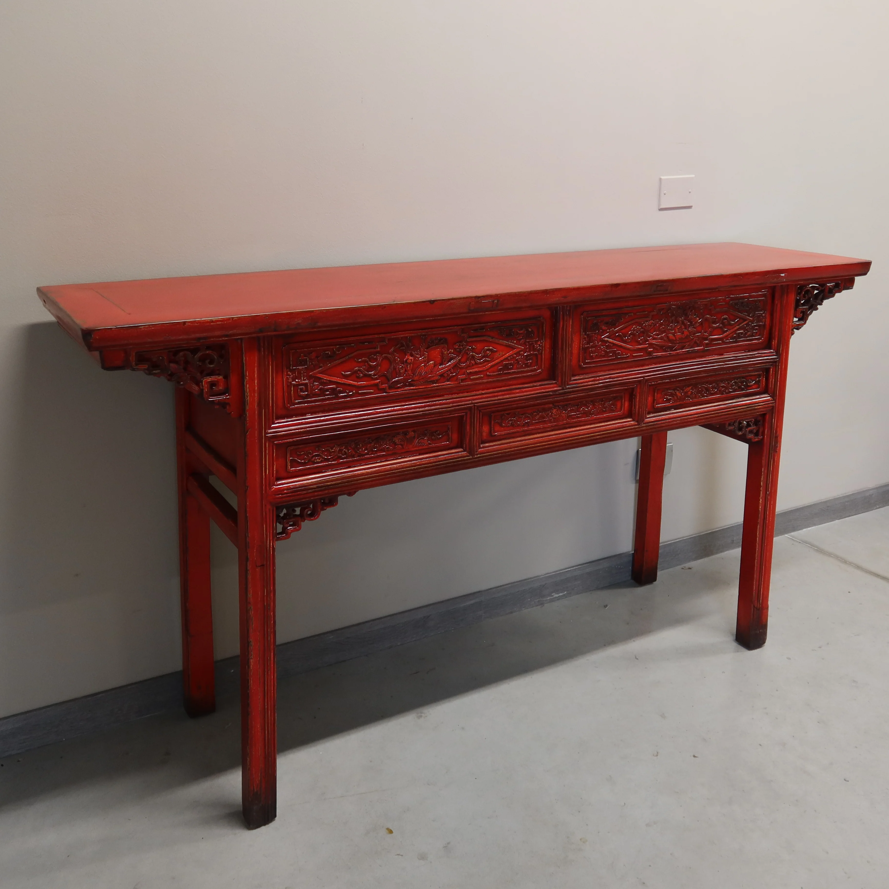 TAVOLO CONSOLLE CON CASSETTI INTAGLIATI E PIANO AGGETTANTE - Image 5