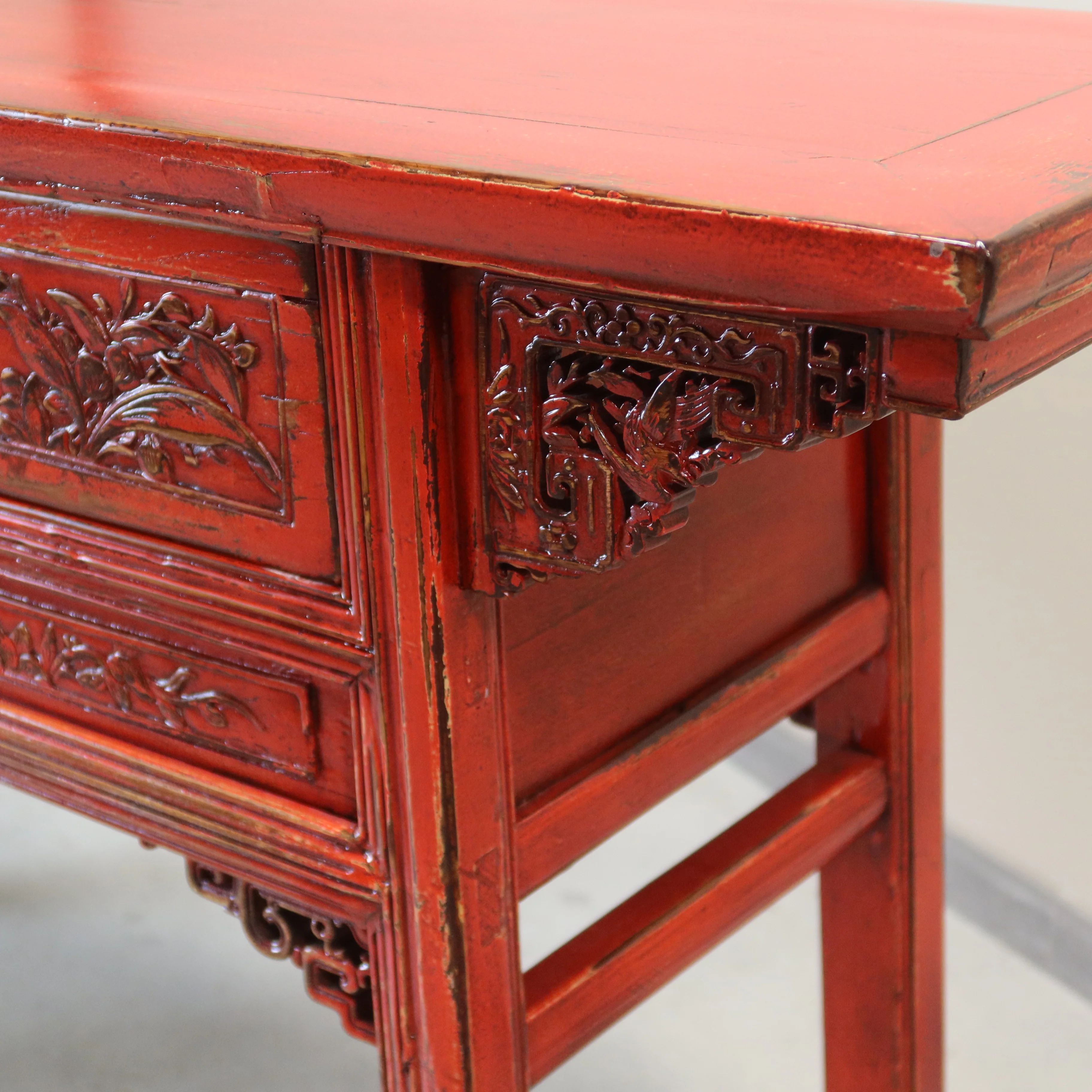 TAVOLO CONSOLLE CON CASSETTI INTAGLIATI E PIANO AGGETTANTE - Image 7