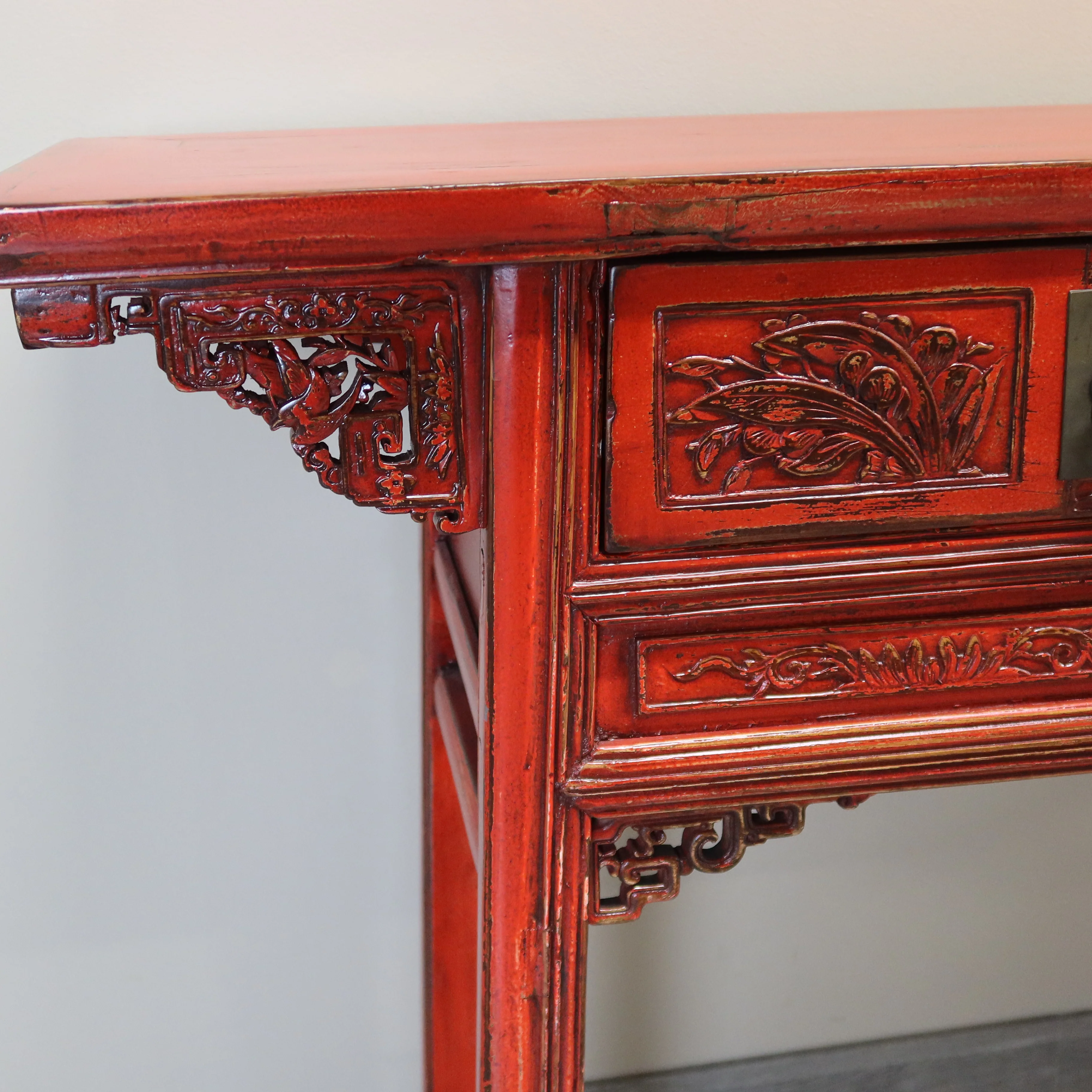 TAVOLO CONSOLLE CON CASSETTI INTAGLIATI E PIANO AGGETTANTE - Image 8