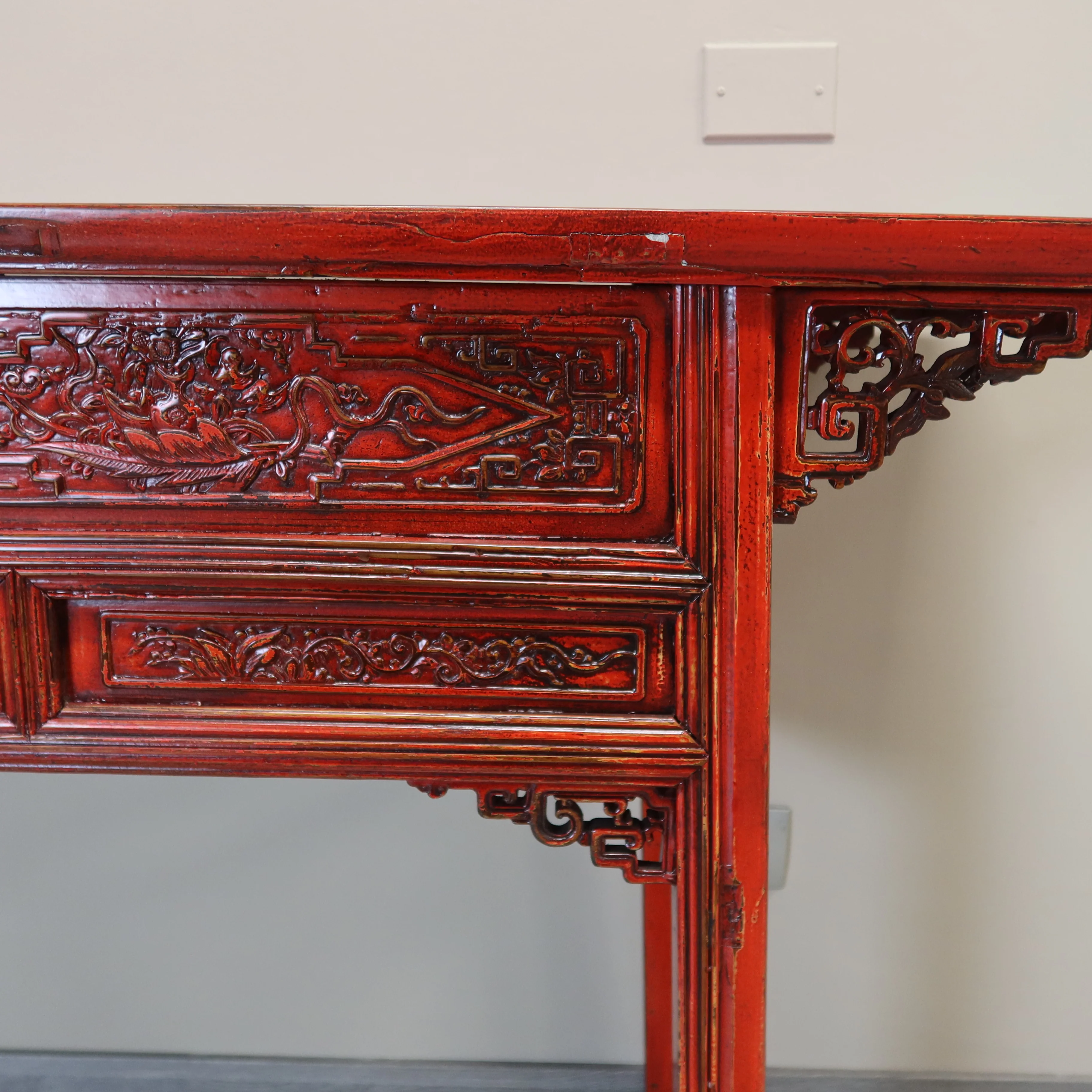 TAVOLO CONSOLLE CON CASSETTI INTAGLIATI E PIANO AGGETTANTE - Image 9